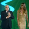 Fernanda Lima e seu generoso decote ao lado do presidente da FIFA, Joseph Blatter