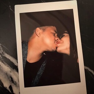Emilly Araújo e Jota Amâncio trocaram muitos beijos na festa de Neymar