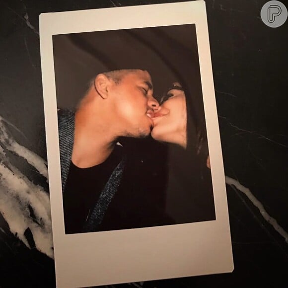 Emilly Araújo e Jota Amâncio trocaram muitos beijos na festa de Neymar