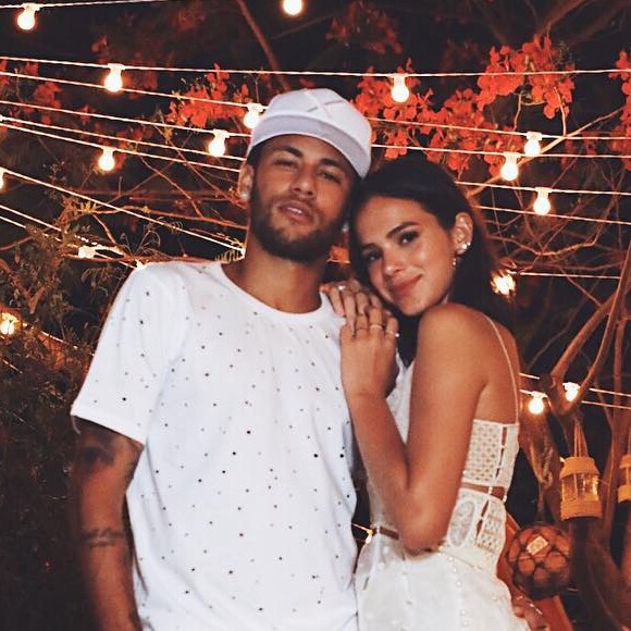 Bruna Marquezine revela pedido inusitado de Neymar no aniversário: 'Meias'