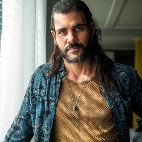 Juliano Cazarré atualmente está no ar na novela 'O Outro Lado do Paraíso'