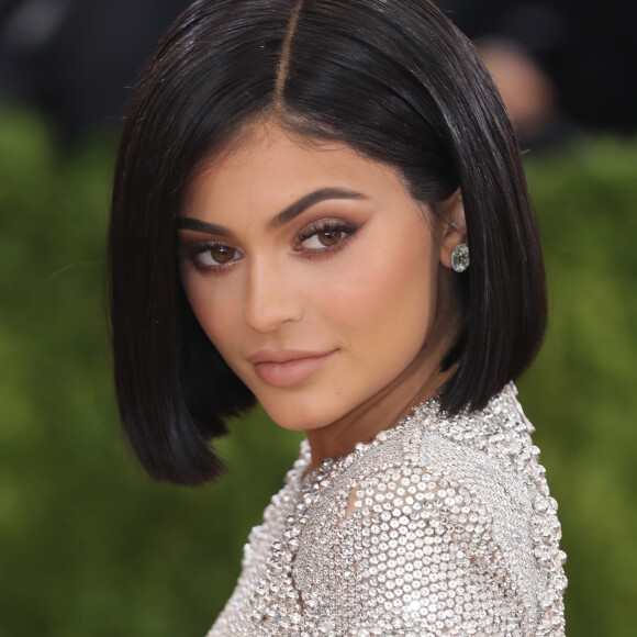 A primeira filha de Kylie Jenner é uma menina e nasceu no dia 1 de fevereiro de 2018