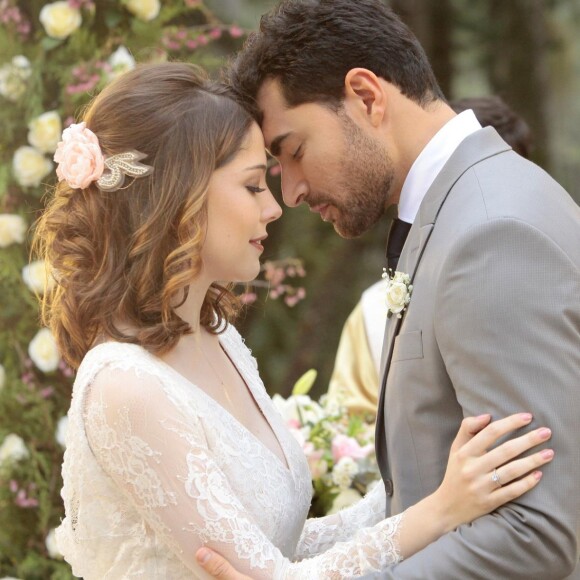 Cecília (Bia Arantes) tenta acalmar Gustavo (Carlo Porto), irritado ao ver pinturas de Dulce Maria (Lorena Queiroz) em seu lençol, na novela 'Carinha de Anjo'
