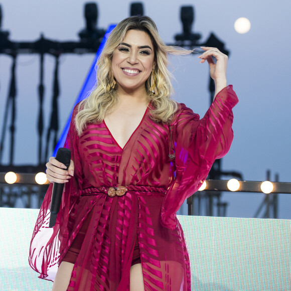 Naiara Avezedo emagreceu mais de 30 kg e publicou uma foto mostrando o antes e o depois