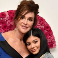 Kylie Jenner recebe apoio de Caitlyn após anunciar parto: 'Ao seu lado'