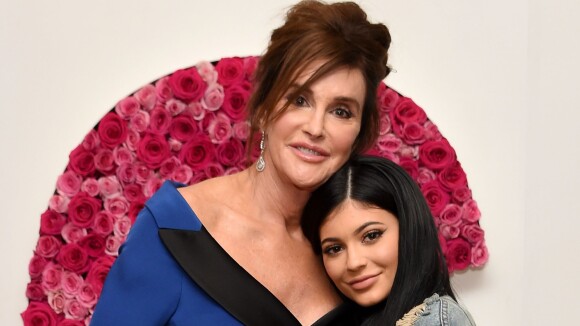 Kylie Jenner recebe apoio de Caitlyn após anunciar parto: 'Ao seu lado'