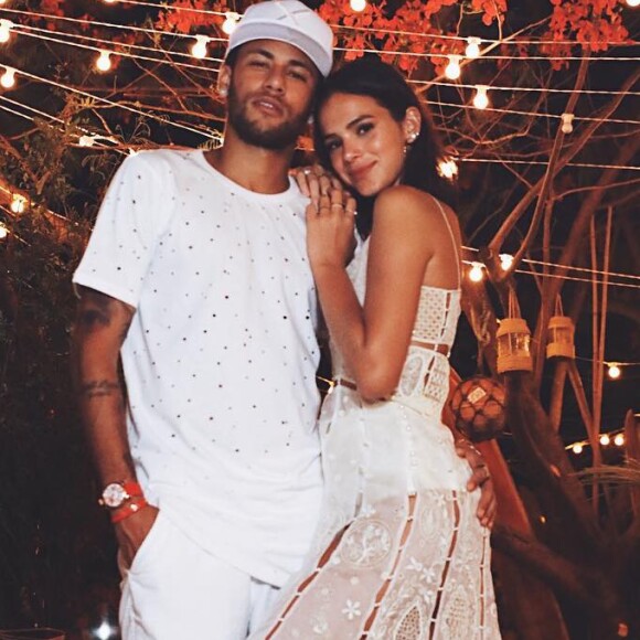 Bruna Marquezine foi à Paris para comemorar o aniversário de 26 anos de Neymar