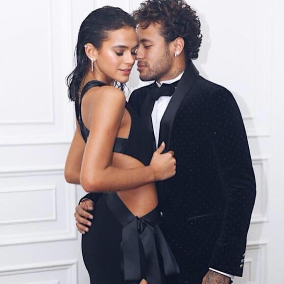 Bruna Marquezine combinou casaco da Supreme com Neymar. Veja abaixo!