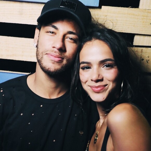 'Tem outro presente, mas não vou falar. É muito ridículo a pessoa pedir meia. No meu aniversário, eu não peço meia', disse Bruna Marquezine