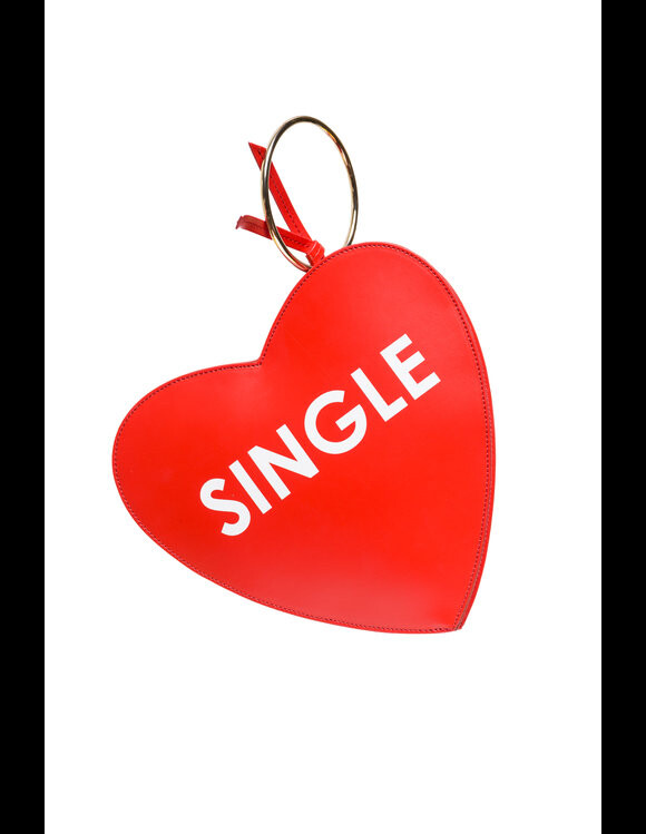A bolsa de coração pode ser usada dos dois lados: um com a palavra 'single', outro com a palavra 'taken' escrita