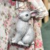 Detalhe da bolsa de coelho usada pela atriz Margot Robbie na première do filme 'Peter Rabbit'