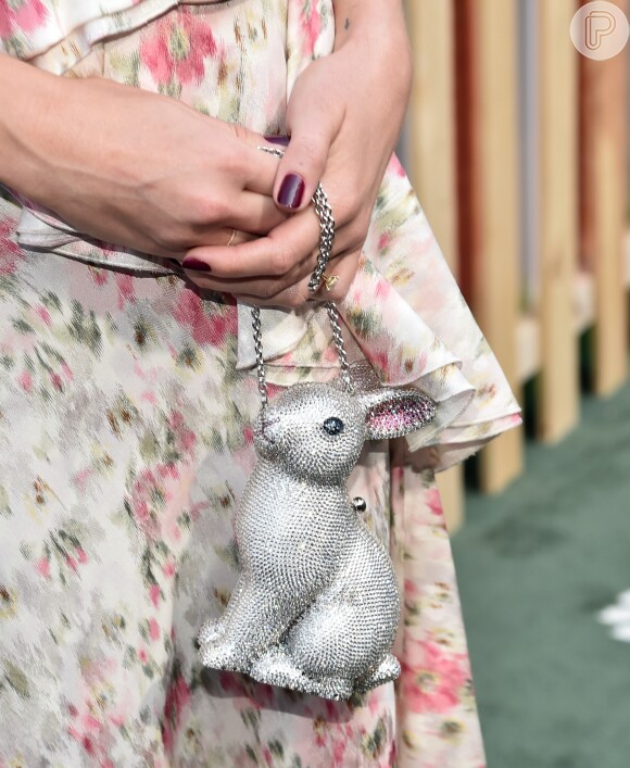 Detalhe da bolsa de coelho usada pela atriz Margot Robbie na première do filme 'Peter Rabbit'