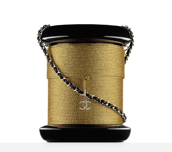 A bolsa spool minaudiere, em forma de carretel, pertence à grife francesa Chanel e é avaliada em $ 7.600, cerca de R$ 25 mil
