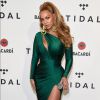 Beyoncé escolheu uma bolsa em forma de rolo de dinheiro para pestrigiar o 'TIDAL X Brooklyn', evento beneficente realizado no Barclays Center, em Nova York, em 17 de outubro de 2017