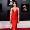 Camila Cabello combinou o vestido vermelho com uma bolsa redonda na 60ª edição do Grammy Awards, realizada no Madison Square Garden, em Nova York, neste domingo, 28 de janeiro de 2018
