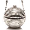 A bolsa de globo de discoteca leva a assinatura de Judith Leiber Couture e é avaliada em $ 3.995, aproximadamente R$ 13.200