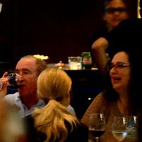Renato Aragão toma vinho com mulher e amigos em shopping no Rio