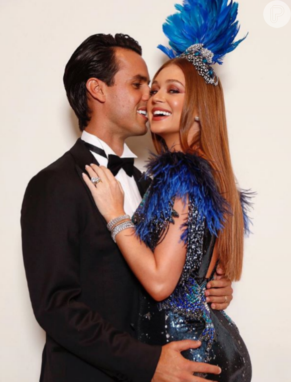 A rainha do Baile da Vogue sensualiza com o marido, Xande Negrão.