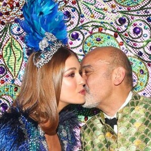 Marina Ruy Barbosa posa com o estilista francês Christian Louboutin no Baile da Vogue