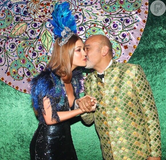 Marina Ruy Barbosa posa com o estilista francês Christian Louboutin no Baile da Vogue
