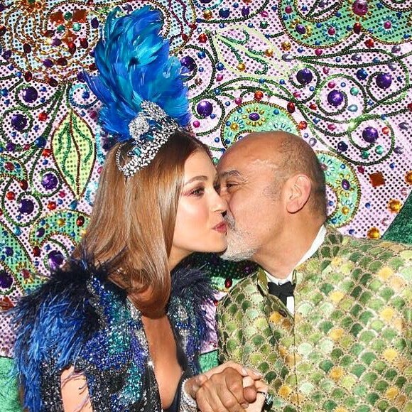 Marina Ruy Barbosa posa com o estilista francês Christian Louboutin no Baile da Vogue