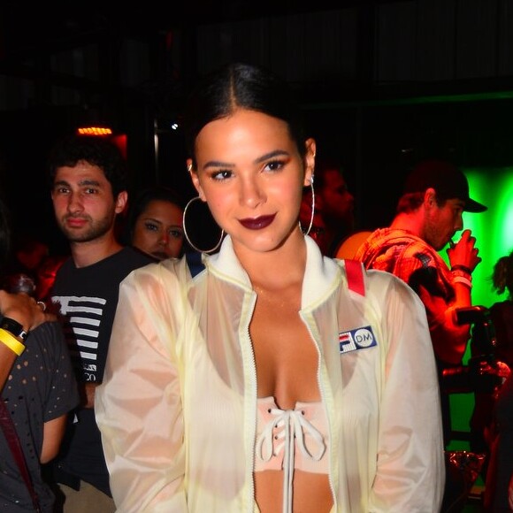 'Minha mãe é a coisa mais linda. Olha a comidinha linda que ela mandou para mim: feijãozinho. Eu cheguei resfriada e ela mandou comidinha. Te amo, mãe', disse Bruna Marquezine