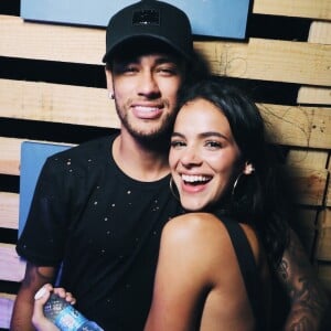 Bruna Marquezine presenteou Neymar com meias, no aniversário de 26 anos do jogador: 'Igual vó no Natal. Ele gosta, ele pede'