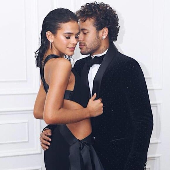 Bruna Marquezine retomou ao Brasil após comemorar aniversário de Neymar, em Paris