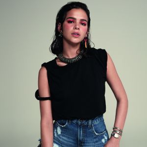 Bruna Marquezine sonha em morar no exterior em 10 anos para conhecer novas culturas: 'Por um tempo, mas o Brasil sempre vai ser meu lar'