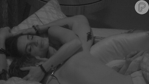 Breno e Paula dormiram juntos na cama do Líder e o arquiteto tentou beijá-la