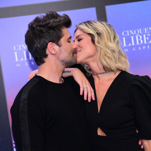 Bruno Gagliasso e Giovanna Ewbank trocaram beijos na pré-estreia do filme '50 Tons de Liberdade'