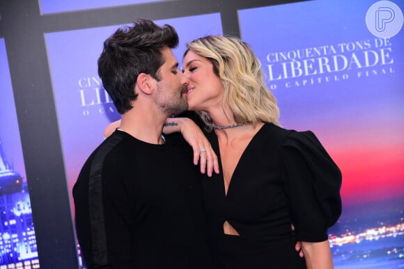 Bruno Gagliasso e Giovanna Ewbank trocaram beijos na pré-estreia do filme '50 Tons de Liberdade'