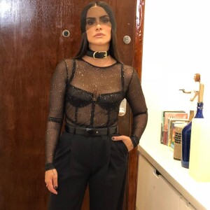Cleo Pires investiu em um look fetichista com chocker e lingerie à mostra na festa pré-carnaval da Olla