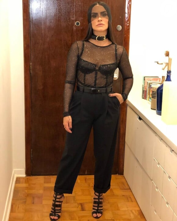 Cleo Pires investiu em um look fetichista com chocker e lingerie à mostra na festa pré-carnaval da Olla