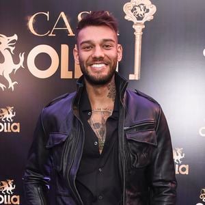 Lucas Lucco posou para os fotógrafos na festa na Casa Olla