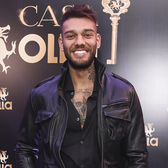 Lucas Lucco posou para os fotógrafos na festa na Casa Olla