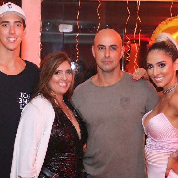 Jade Seba ao lado dos pais, Alessandra e Fares, e o irmão, Eros