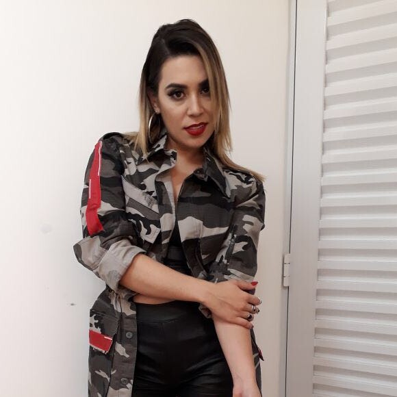 Naiara Azevedo apostou em um look militar com jaqueta camuflada e short de couro