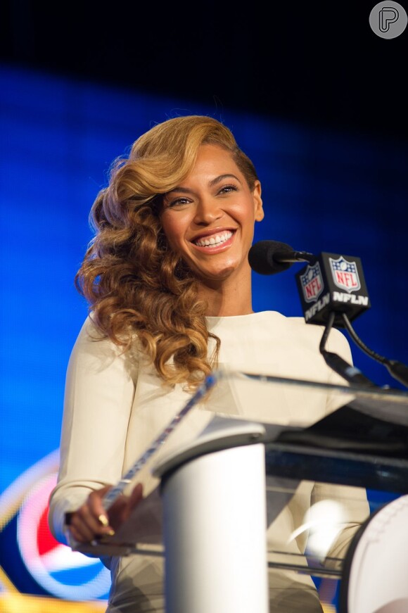 Beyoncé canta o hino americano ao vivo na coletiva de imprensa do Super Bowl em 31 de janeiro de 2013, em resposta às críticas do uso de playback na posse de Obama