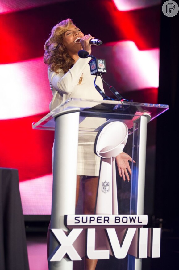 Beyoncé canta o hino americano ao vivo na coletiva do Super Bowl em 31 de janeiro de 2013, em resposta às críticas do uso de playback na posse de Obama