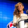 Beyoncé canta o hino americano ao vivo na coletiva do Super Bowl em 31 de janeiro de 2013, em resposta às críticas do uso de playback na posse de Obama