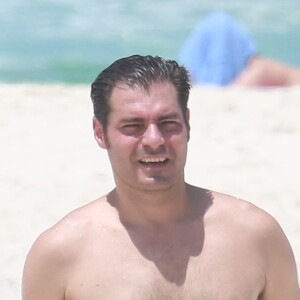 Thiago Lacerda, após o treino, ficou de sunga na praia e entrou no mar
