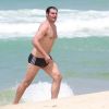Thiago Lacerda aproveitou o dia de sol e deu um mergulho após o treino na praia
