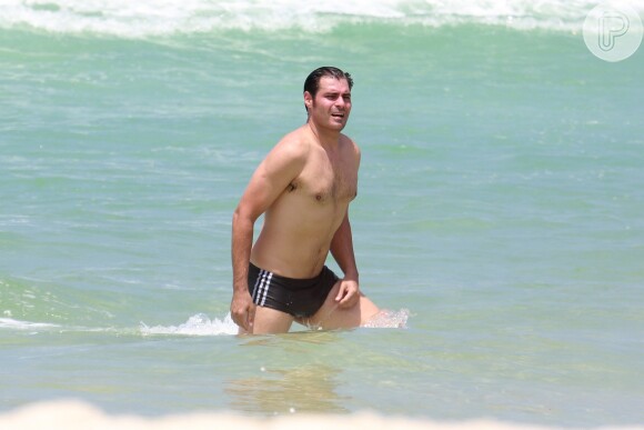 Thiago Lacerda mergulha no mar da praia da Barra da Tijuca