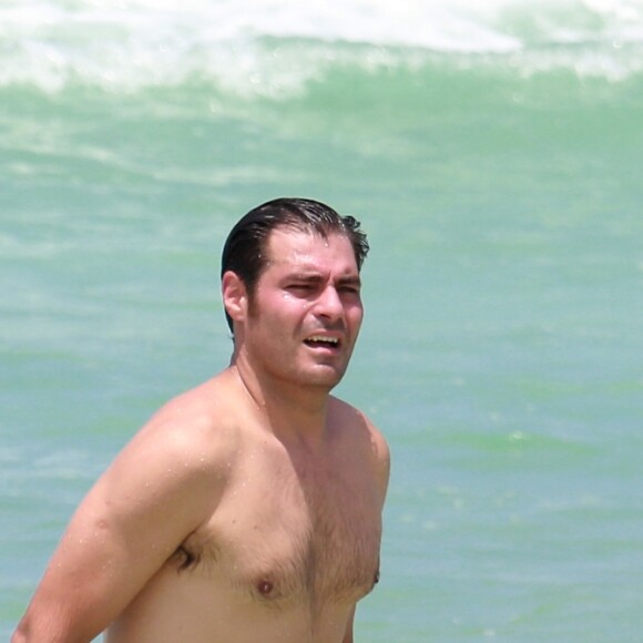 Thiago Lacerda mergulha no mar da praia da Barra da Tijuca