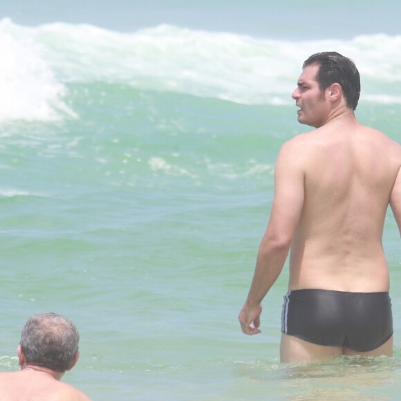 Thiago Lacerda está com a silhueta mais enxuta para viver a novela de época