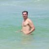 Thiago Lacerda curtiu um mergulho após a série de exercícios físicos