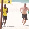 Thiago Lacerda corre na praia da Barra da Tijuca durante o treino
