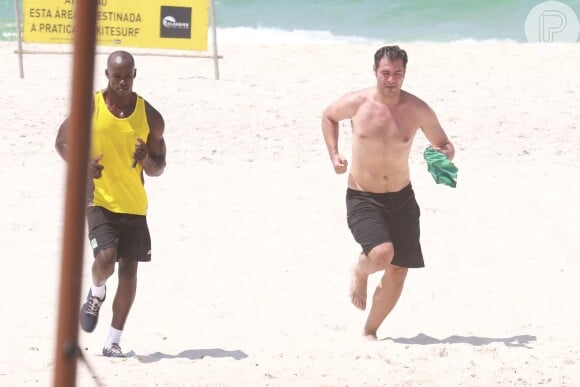 Thiago Lacerda corre na praia da Barra da Tijuca durante o treino