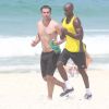 Thiago Lacerda correu na praia sem camisa durante a série de exercícios